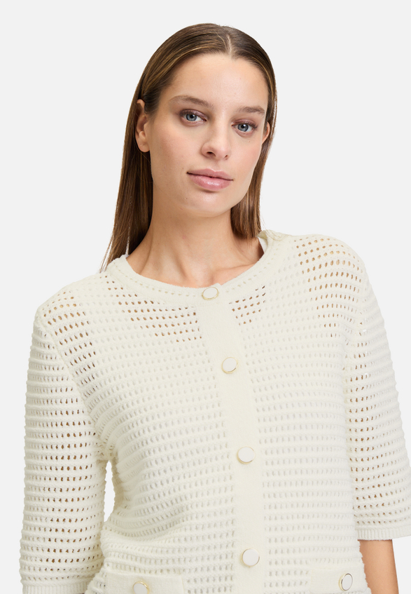 Sommer-Strickjacke mit Knopfleiste / Detailbild