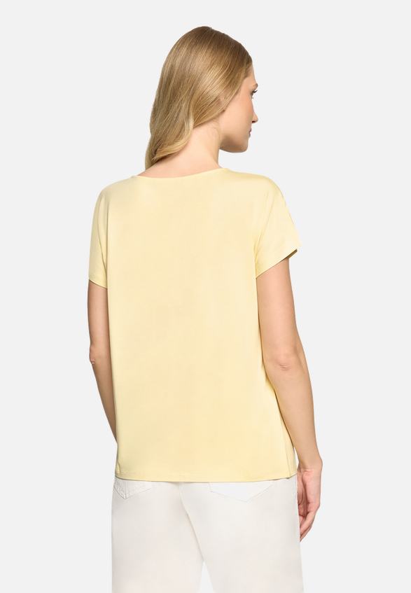 Casual-Shirt mit V-Ausschnitt / Modellfoto Rückseite