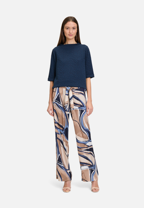 Schlupfhose mit Print / Modellfoto Vorderseite (Outfit)