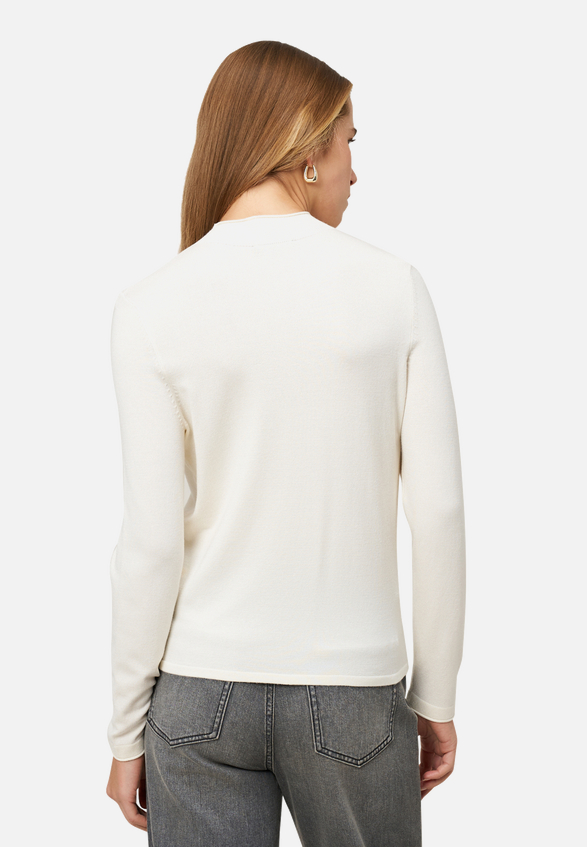 Feinstrickpullover mit hohem Kragen / Modellfoto Rückseite