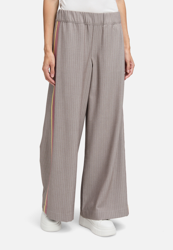 Casual-Hose mit Galonstreifen / Modellfoto Vorderseite