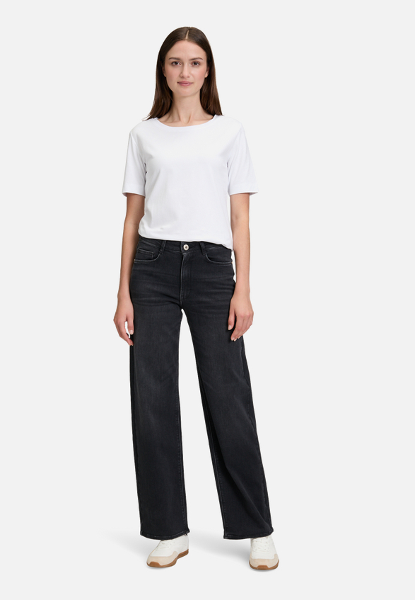 High Waisted-Jeans mit weitem Bein / Modellfoto Vorderseite (Outfit)