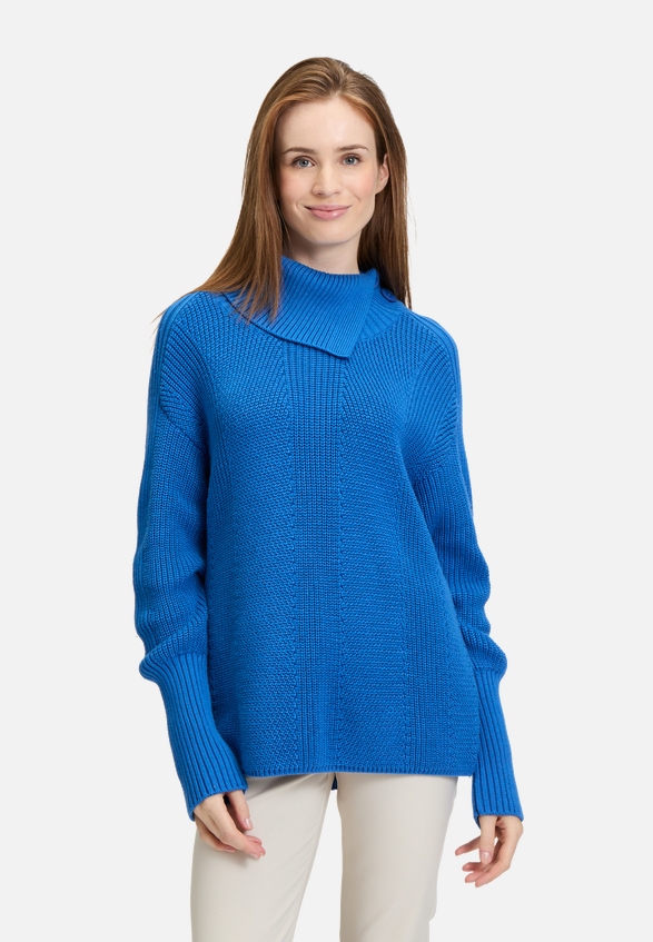 Grobstrick-Pullover mit hohem Kragen / Modellfoto Vorderseite