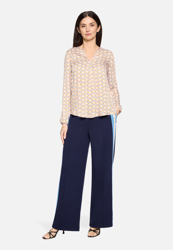 Casual-Bluse mit Muster / Modellfoto Vorderseite (Outfit)
