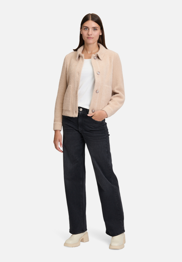 Casual-Jacke mit aufgesetzten Taschen / Modellfoto Vorderseite (Outfit)