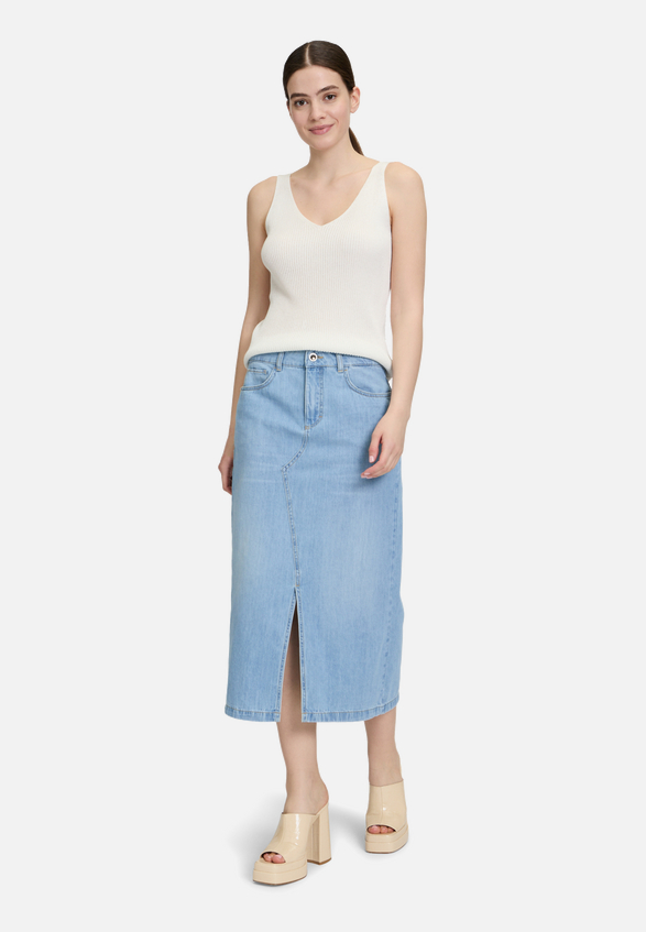Jeansrock mit Waschung / Modellfoto Vorderseite (Outfit)
