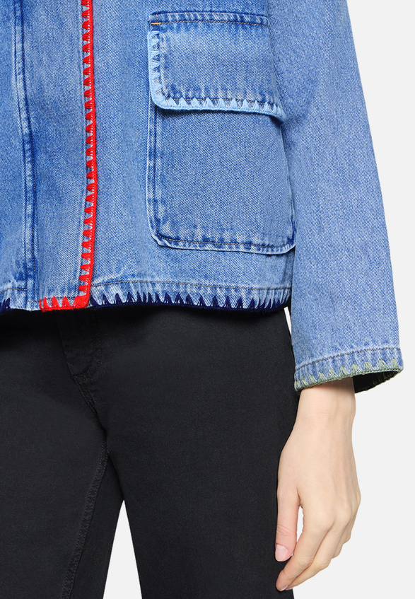 Jeansjacke mit aufgesetzten Taschen / Detailbild