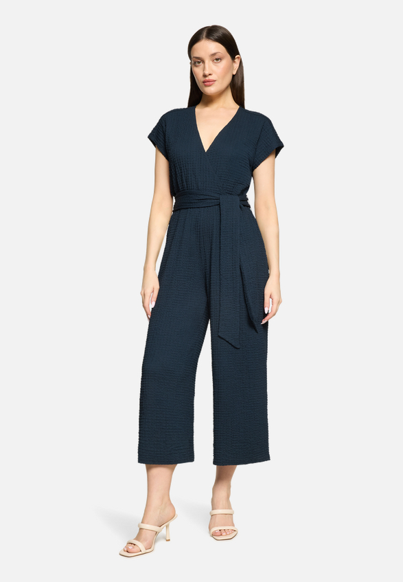 Jumpsuit mit Bindegürtel / Modellfoto Vorderseite