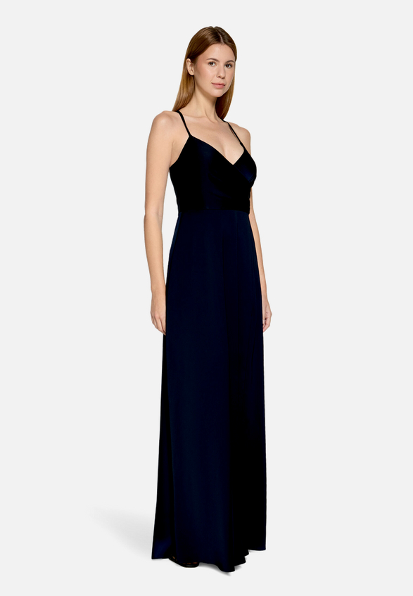 Abendkleid mit V-Ausschnitt / Modellfoto Vorderseite (Outfit)