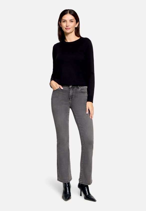 Bootcut Jeans mit Waschung / Modellfoto Vorderseite (Outfit)