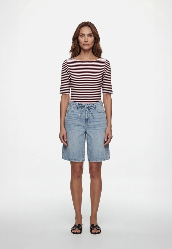 Jeans-Shorts mit Bindedetail  / Modellfoto Vorderseite (Outfit)
