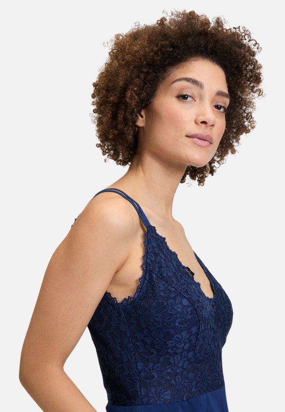 Jumpsuit mit Spitze / Detailbild