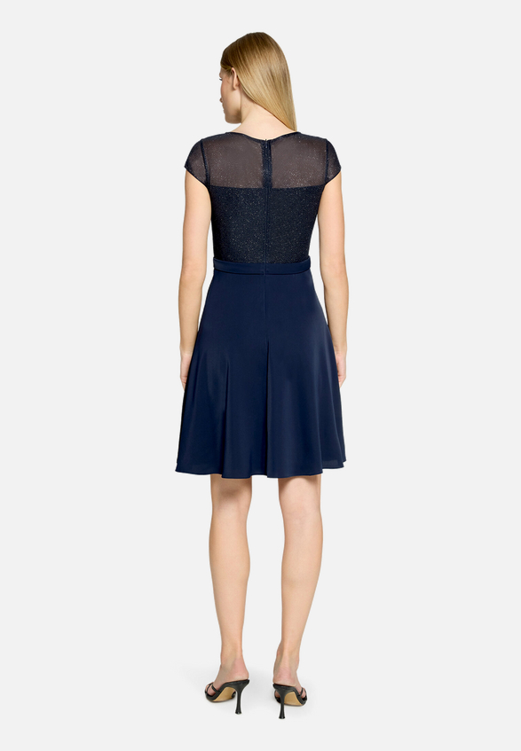 Cocktailkleid kurzarm / Modellfoto Rückseite