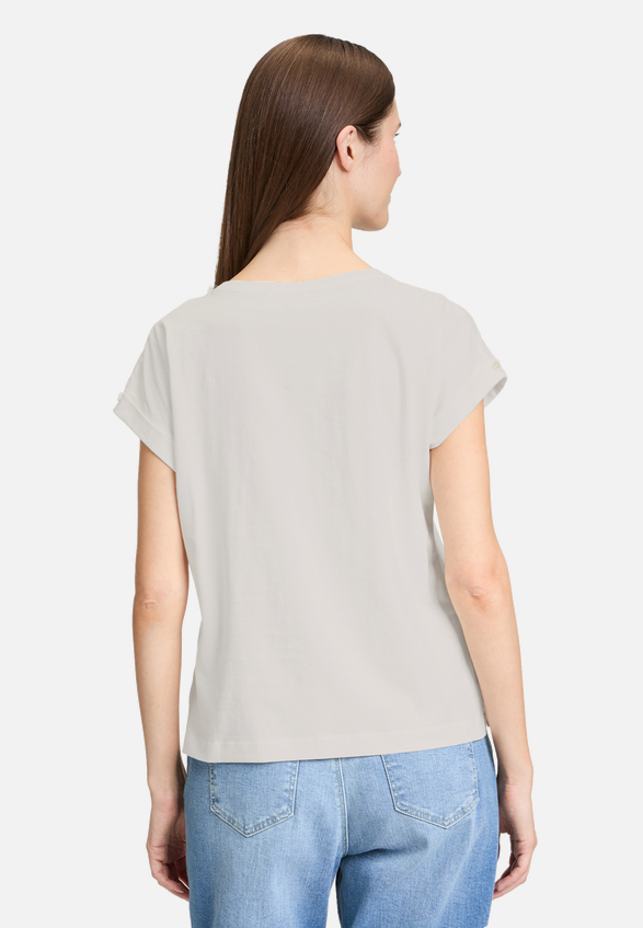 Printshirt mit Ärmelaufschlag / Modellfoto Rückseite