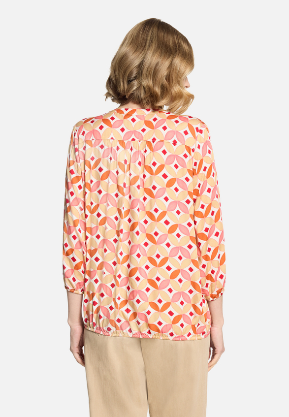 Casual-Bluse mit Muster / Modellfoto Rückseite