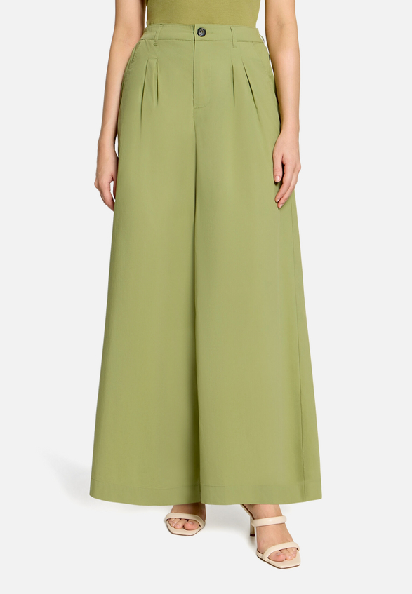 Casual-Hose mit Bundfalten / Modellfoto Vorderseite