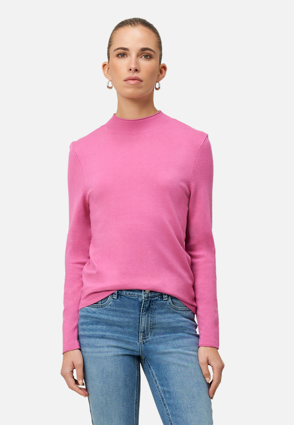 Feinstrickpullover mit hohem Kragen / Modellfoto Vorderseite