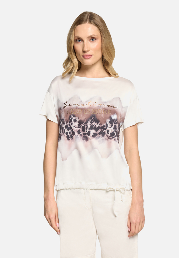 Blusenshirt mit Aufdruck / Modellfoto Vorderseite
