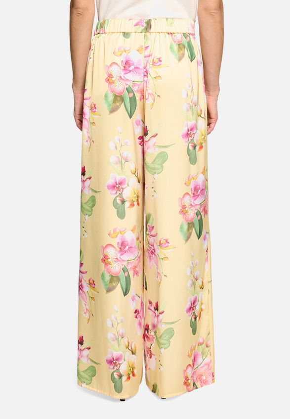 Marlene-Hose mit Blumenprint / Modellfoto Rückseite