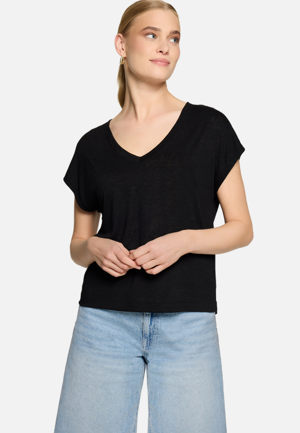 Basic-T-Shirt  mit V-Ausschnitt / Modellfoto Vorderseite