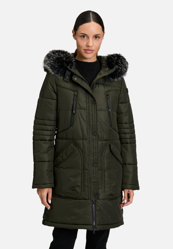 Steppjacke mit Kapuze / Modellfoto Vorderseite