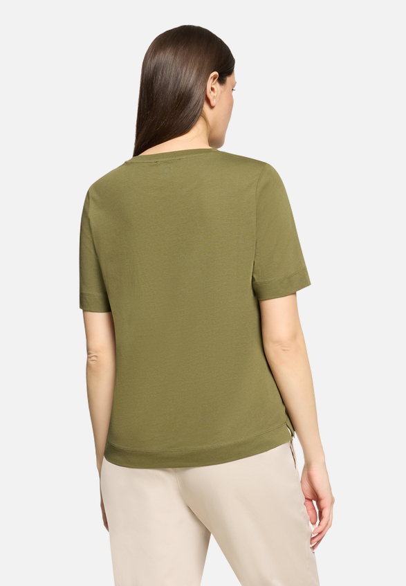 Baumwollshirt mit Rundhalsausschnitt / Modellfoto Rückseite