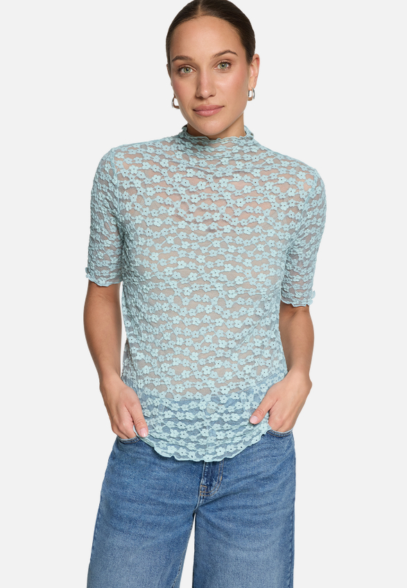 Spitzenshirt mit Stehkragen / Modellfoto Vorderseite