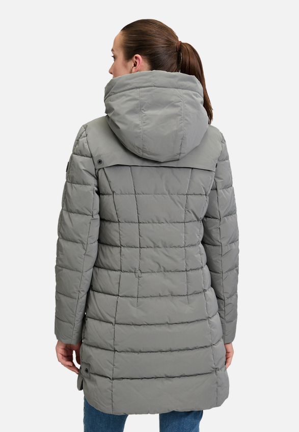 Winterjacke mit Kapuze / Modellfoto Rückseite