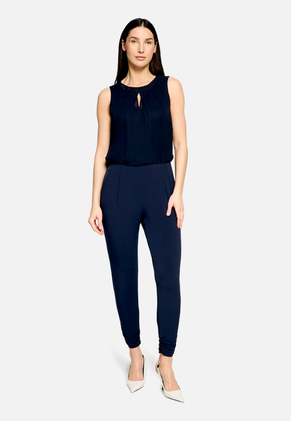 Jumpsuit mit Cut-Outs / Modellfoto Vorderseite