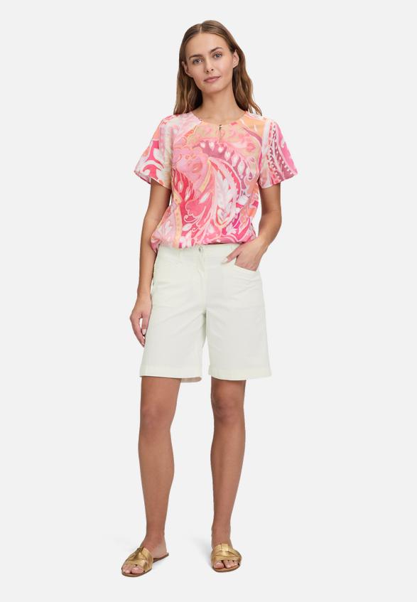 Sommerhose mit Eingrifftaschen / Modellfoto Vorderseite (Outfit)