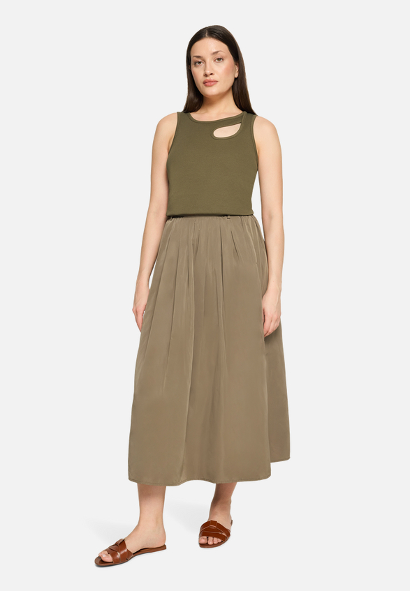 Basic-Top mit Rundhalsausschnitt / Modellfoto Vorderseite (Outfit)