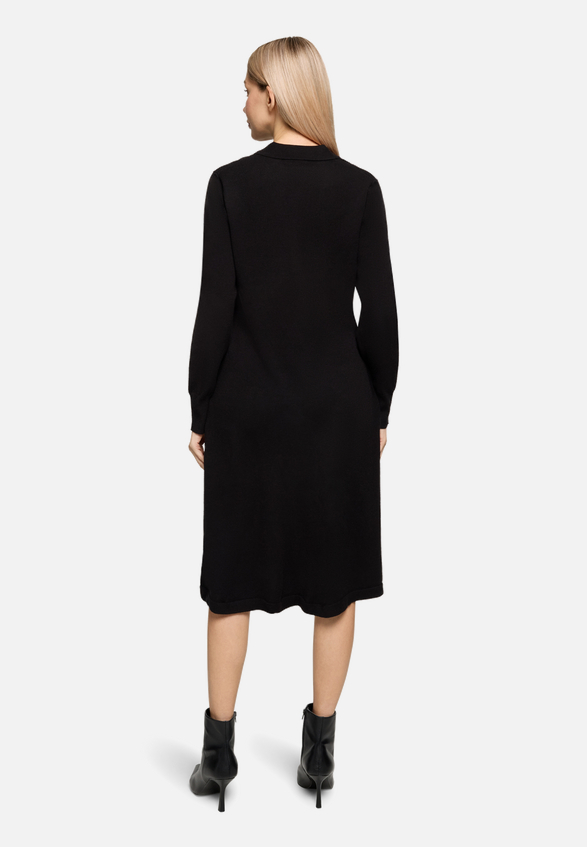 Strickkleid mit Kragen / Modellfoto Rückseite