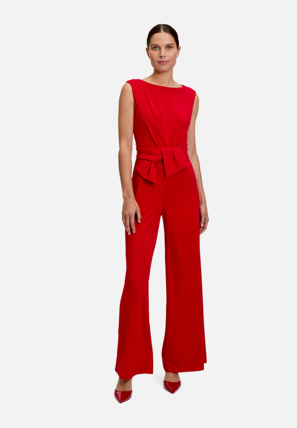 Jumpsuit mit weitem Bein / Modellfoto Vorderseite