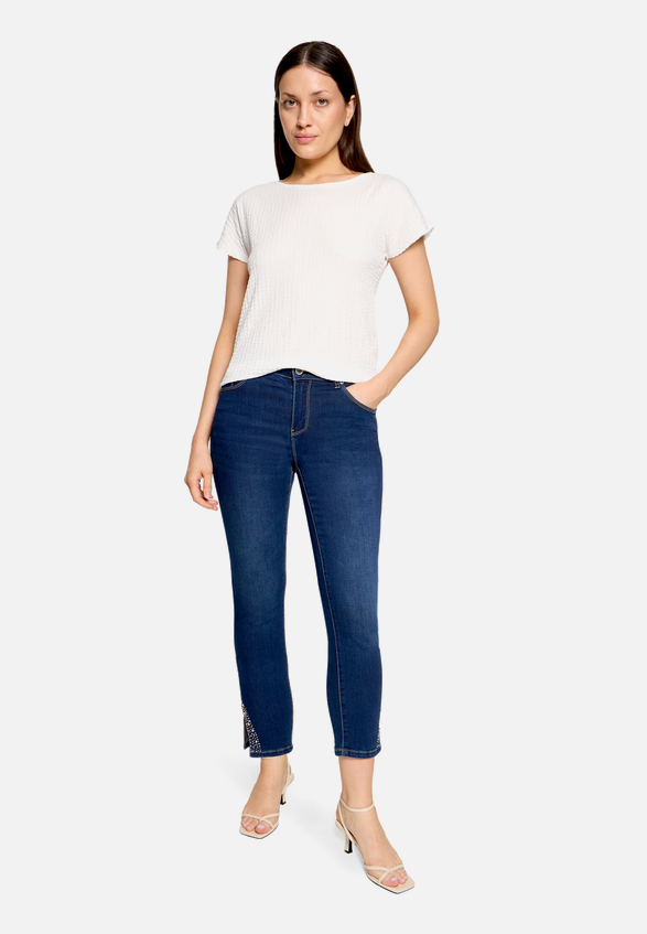 Basic-Jeans mit Waschung / Modellfoto Vorderseite (Outfit)