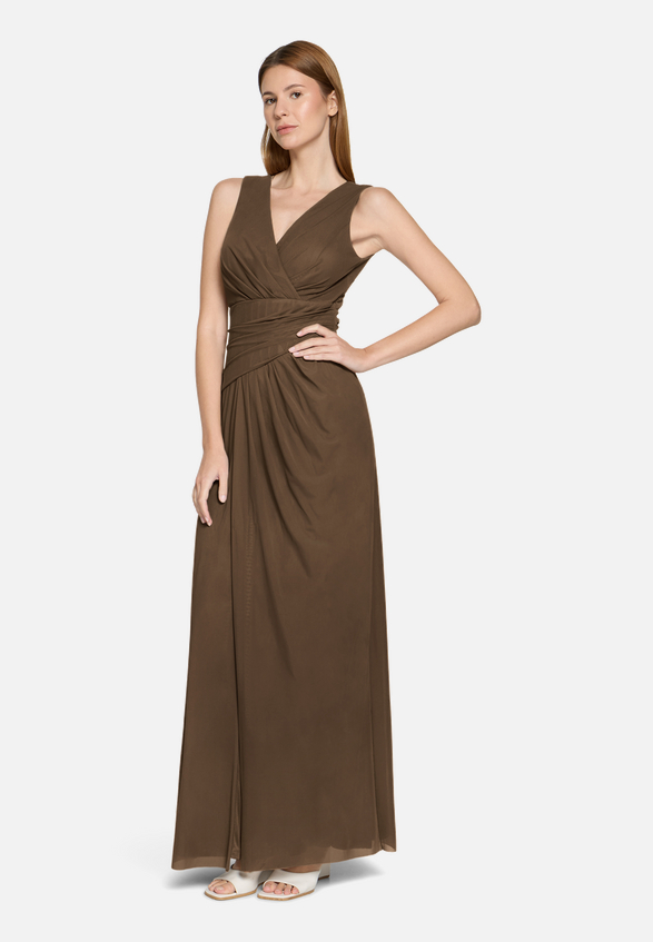 Abendkleid mit V-Ausschnitt / Modellfoto Vorderseite (Outfit)