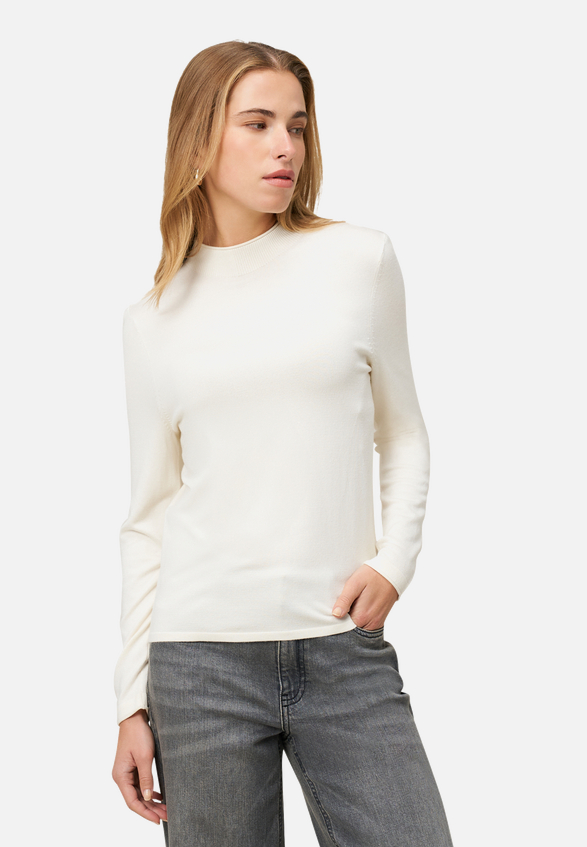 Feinstrickpullover mit hohem Kragen / Modellfoto Vorderseite