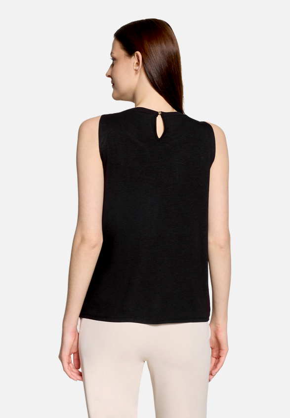Blusenshirt mit Webbesatz / Modellfoto Rückseite