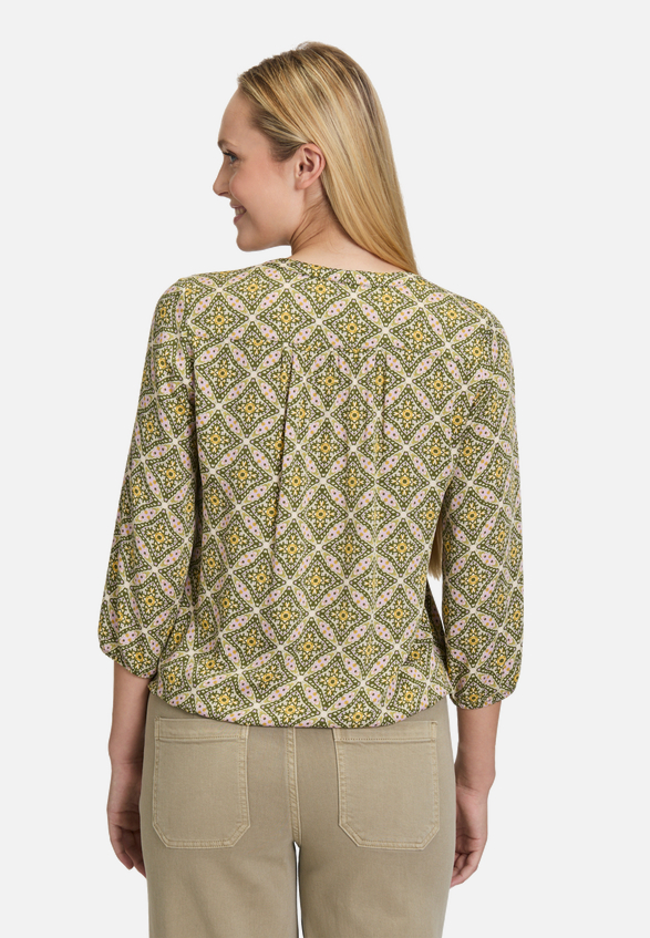 Casual-Bluse mit Muster / Modellfoto Rückseite