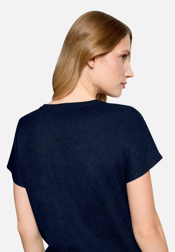 T-Shirt  aus Crêpe-Stoff mit V-Ausschnitt  / Detailbild