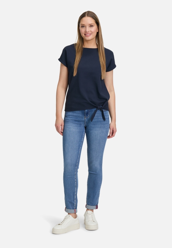 Halbarm-Shirt mit Schleifenknoten / Modellfoto Vorderseite (Outfit)