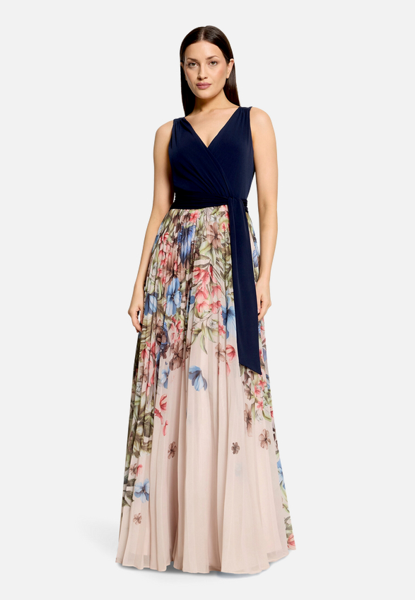 Abendkleid mit Plissee / Modellfoto Vorderseite