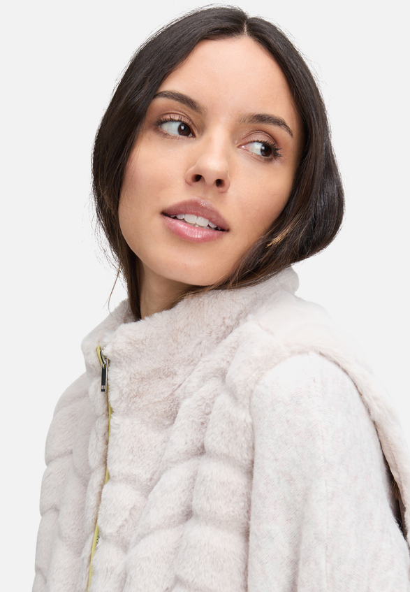 Fake Fur-Weste mit hohem Kragen / Detailbild