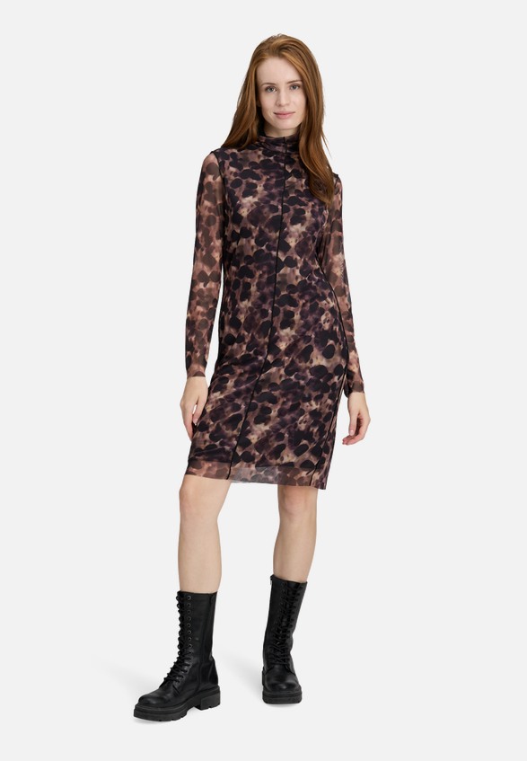 Mesh-Kleid mit Kragen / Modellfoto Vorderseite (Outfit)