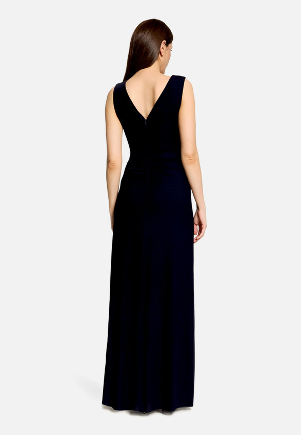 Abendkleid mit V-Ausschnitt / Modellfoto Rückseite
