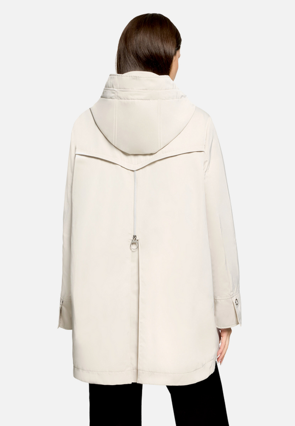 Sommerjacke mit Kapuze / Modellfoto Rückseite
