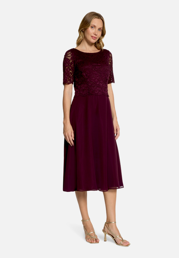Cocktailkleid mit Spitze / Modellfoto Vorderseite (Outfit)