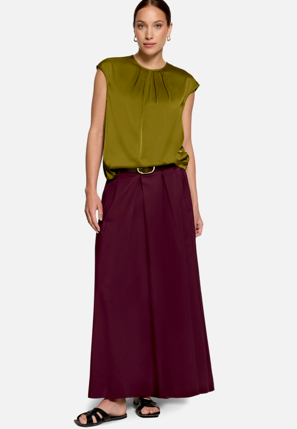 Satin-Bluse  mit Rundhalsausschnitt / Modellfoto Vorderseite (Outfit)