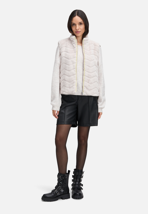 Fake Fur-Weste mit hohem Kragen / Modellfoto Vorderseite (Outfit)