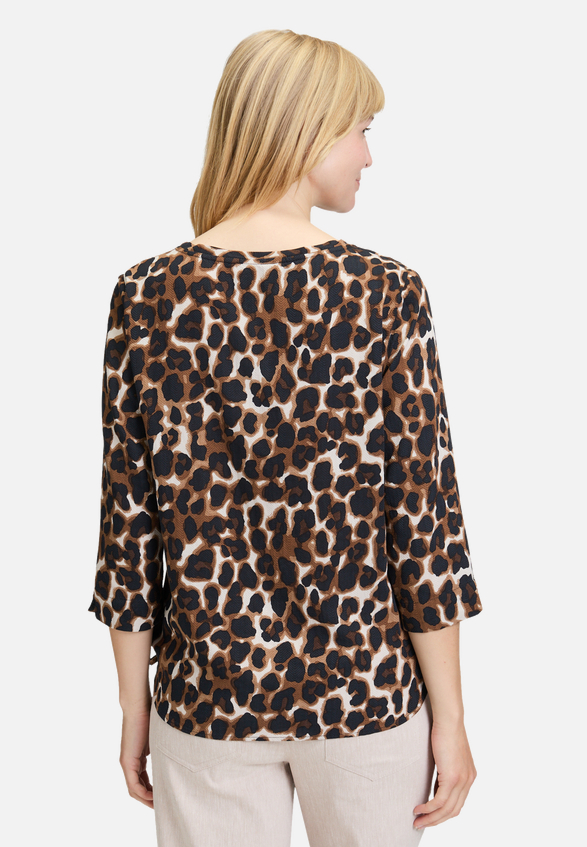 Blusenshirt mit Print / Modellfoto Rückseite