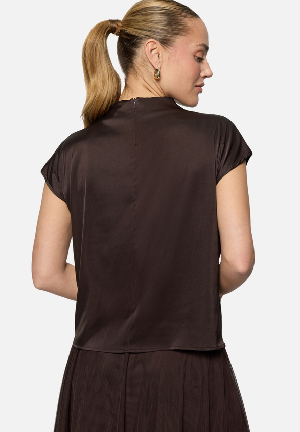 Satin-Bluse mit Kragen / Modellfoto Rückseite